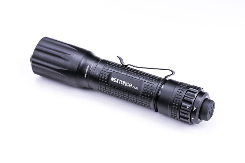 NEXTORCH TA30 Tactical LED Taschenlampe, 1300 Lumen, Kopf mit Nano- Keramik Glasbrecher, Stroboskopfunktion