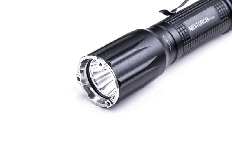 NEXTORCH TA30 Tactical LED Taschenlampe, 1300 Lumen, Kopf mit Nano- Keramik Glasbrecher, Stroboskopfunktion