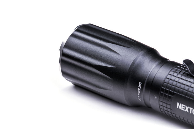 NEXTORCH TA30 Tactical LED Taschenlampe, 1300 Lumen, Kopf mit Nano- Keramik Glasbrecher, Stroboskopfunktion