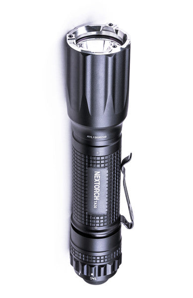 NEXTORCH TA30 Tactical LED Taschenlampe, 1300 Lumen, Kopf mit Nano- Keramik Glasbrecher, Stroboskopfunktion