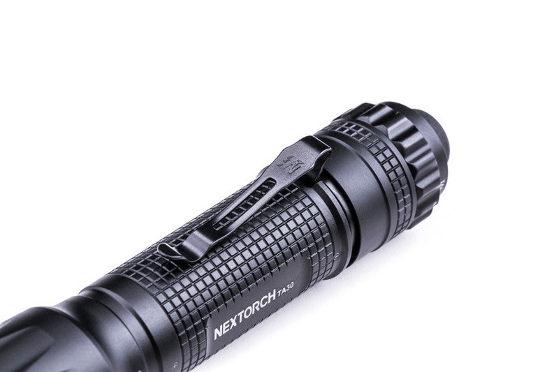 NEXTORCH TA30 Tactical LED Taschenlampe, 1300 Lumen, Kopf mit Nano- Keramik Glasbrecher, Stroboskopfunktion